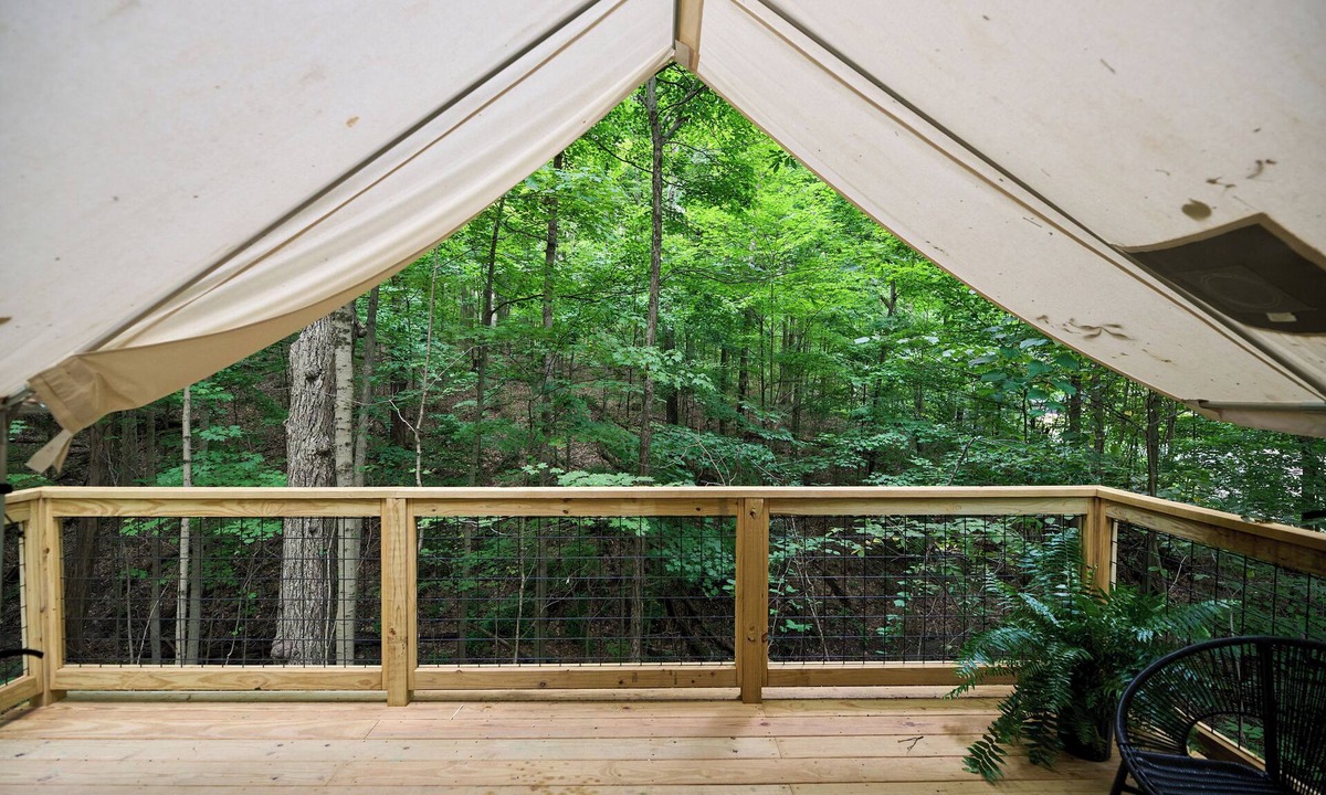 Cuyahoga Falls RV Rental | Valley Overlook, Peninsula, Ohio - Glamping Tent
