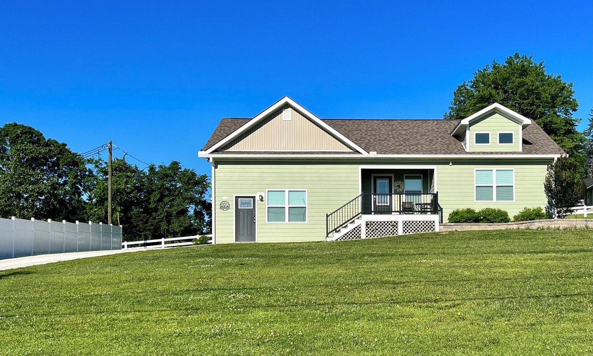 Pigeon Forge Cottage | Valley View, Easy Accessible 2 min to Parkway with AC, WiFi, Hot Tub