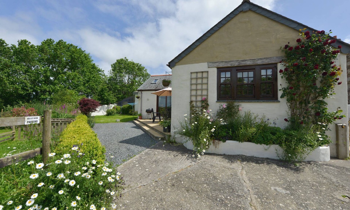 St. Martin Cottage | VALLEY VIEW, family friendly, with a garden in Mawgan-In-Meneage