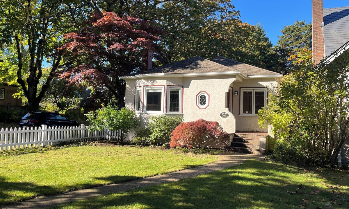 West Point Grey House | Vancouver whole home stay with space for extended families & close to everything