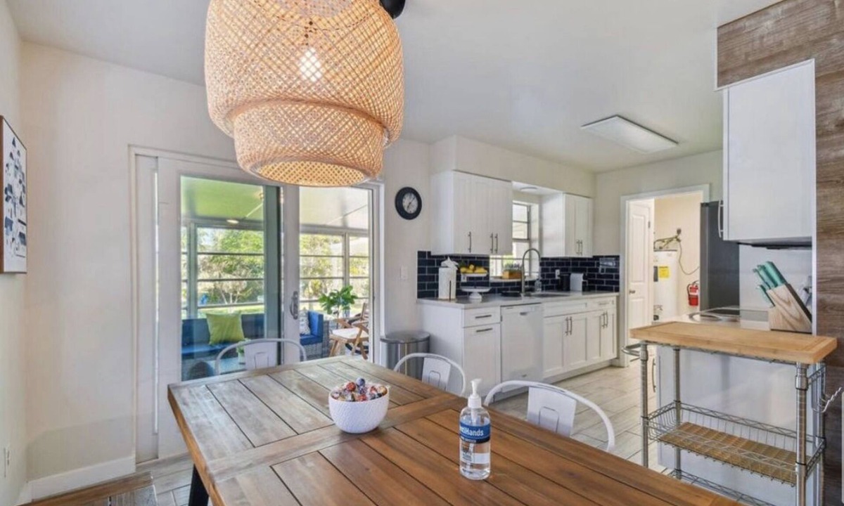 Pelican Bay House | Vanderbilt Mercado Villa Oasis - Set between the Mercato and Vanderbuilt beach!