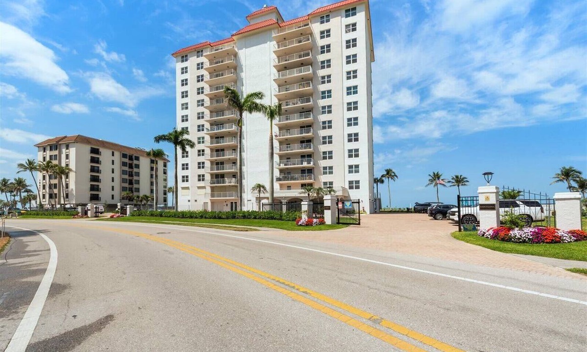 Vanderbilt Beach Apartment | Vanderbilt Shores Beachfront Condo