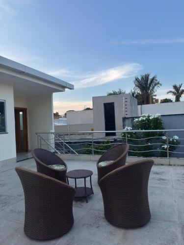Flores House | Varanda das araras