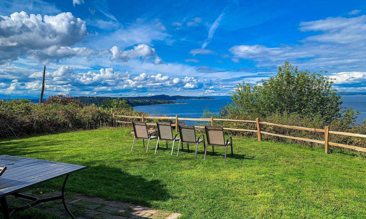 South Colby House | Vashon Island Home with Breathtaking views, central A/C, Gas grill, & WIFI