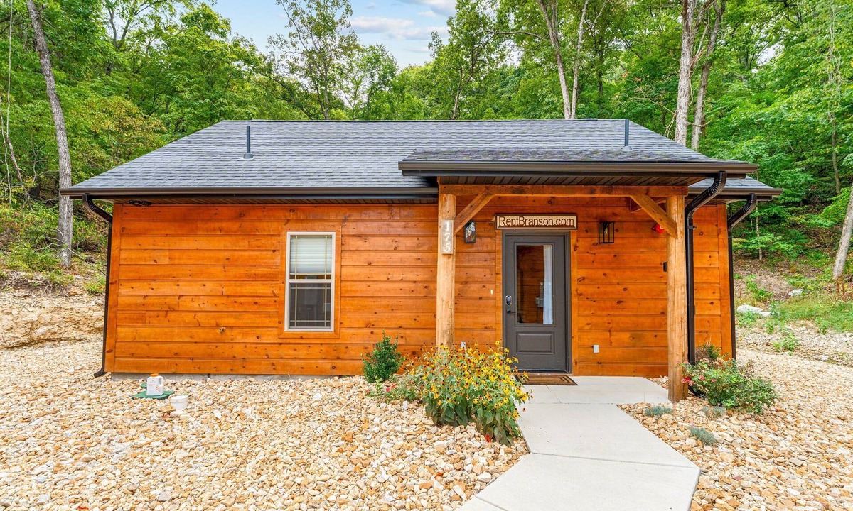 Hollister Cabin | Vaulted-Ceiling Studio, Hot Tub, Community Pool, Free Attraction Tickets & Serene Private Views