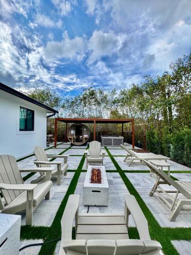 East Naples House | Velvet Bloom Bubbling Spa Retreat with Sauna & Jacuzzi