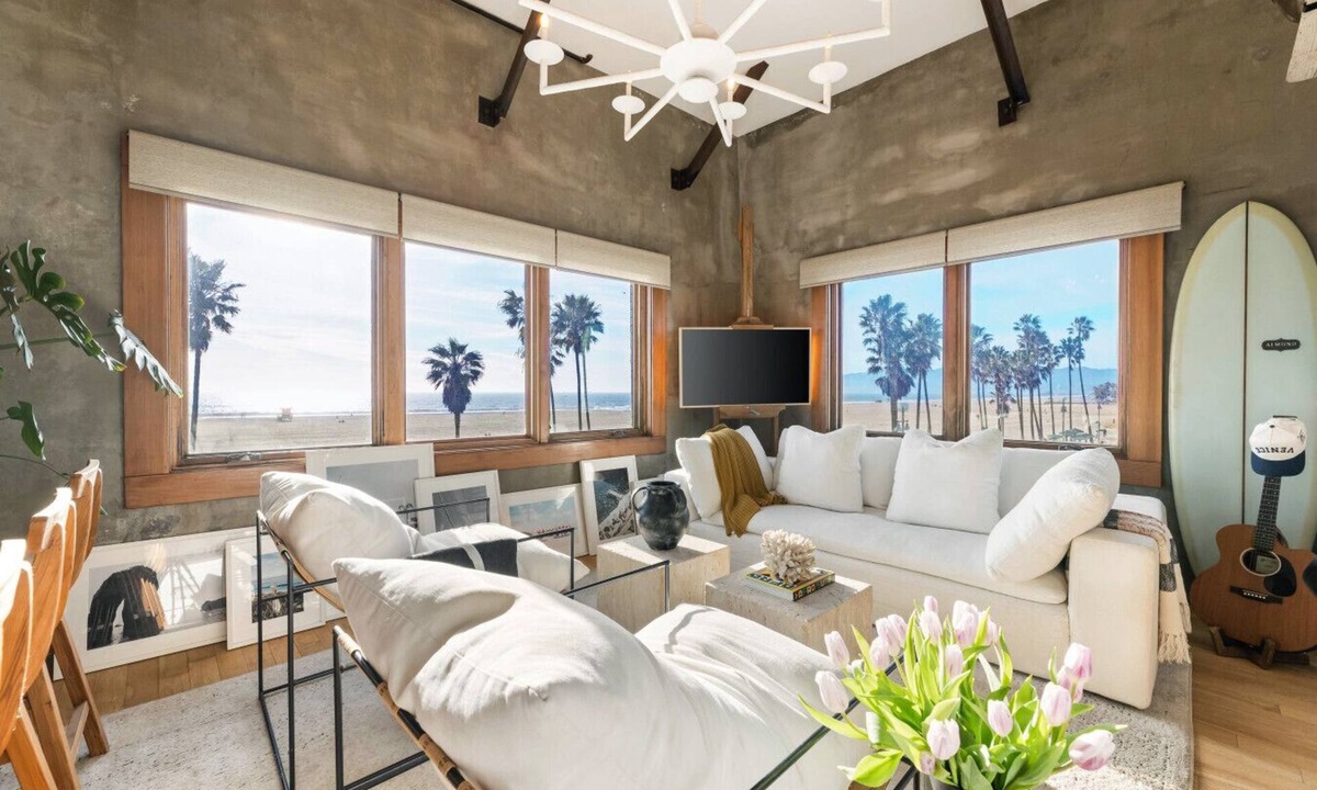 Los Angeles County Apartment | Venice Beachfront Artist Loft
