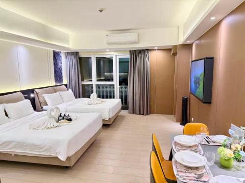 Pinagsama Apartment | Venice Luxe Escape - Studio Type, 2 beds- Pool, Netflix, Canal Mall Access