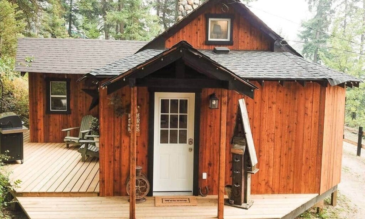 Vernon Cabin | Vernon Cedar Cabin - Private Hot Tub - King Bed - Close to Ski Hill and Town