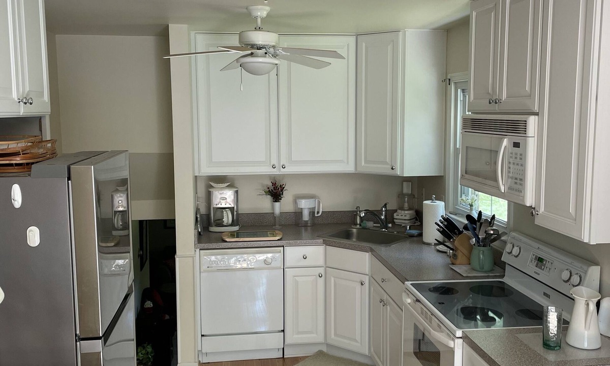 Edgewater House | Very nice house on quiet lot, dead end street. Kid friendly neighborhood.
