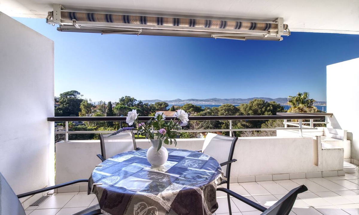 Saint-Raphael Apartment | Very nice sea view for this beautiful apartment on the last floor.