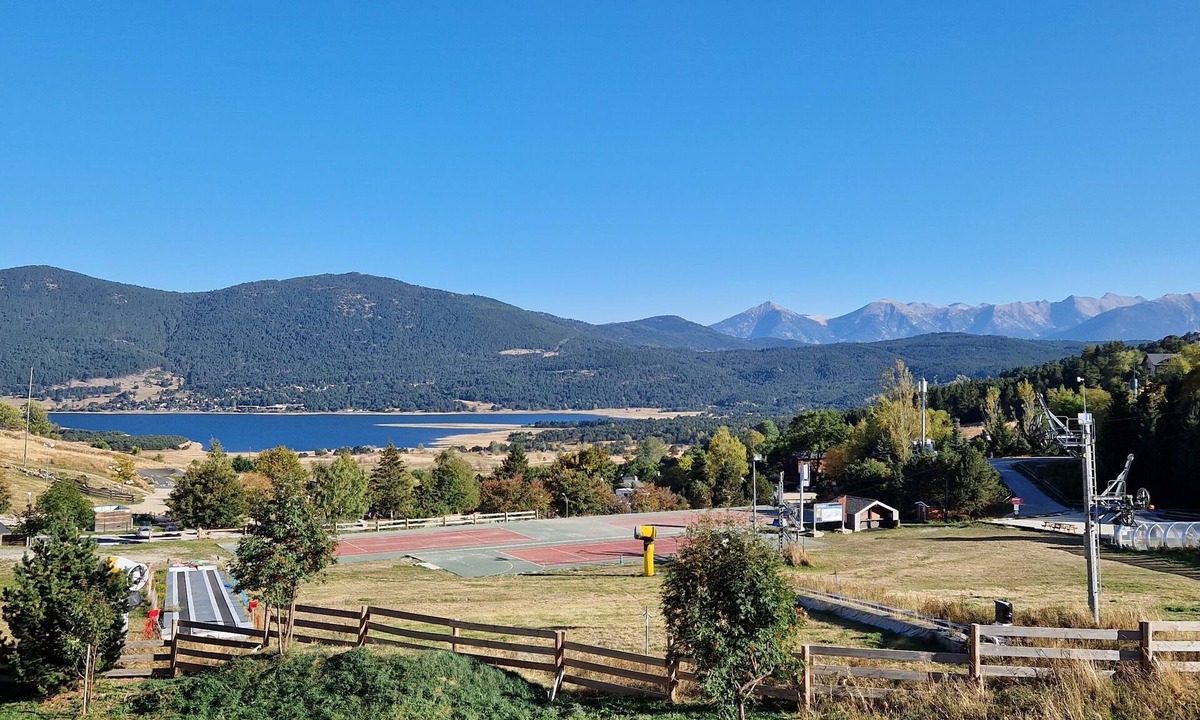 Les Angles Apartment | Very nice T3, at the foot of the slopes, village center, large corner balcony, lake view