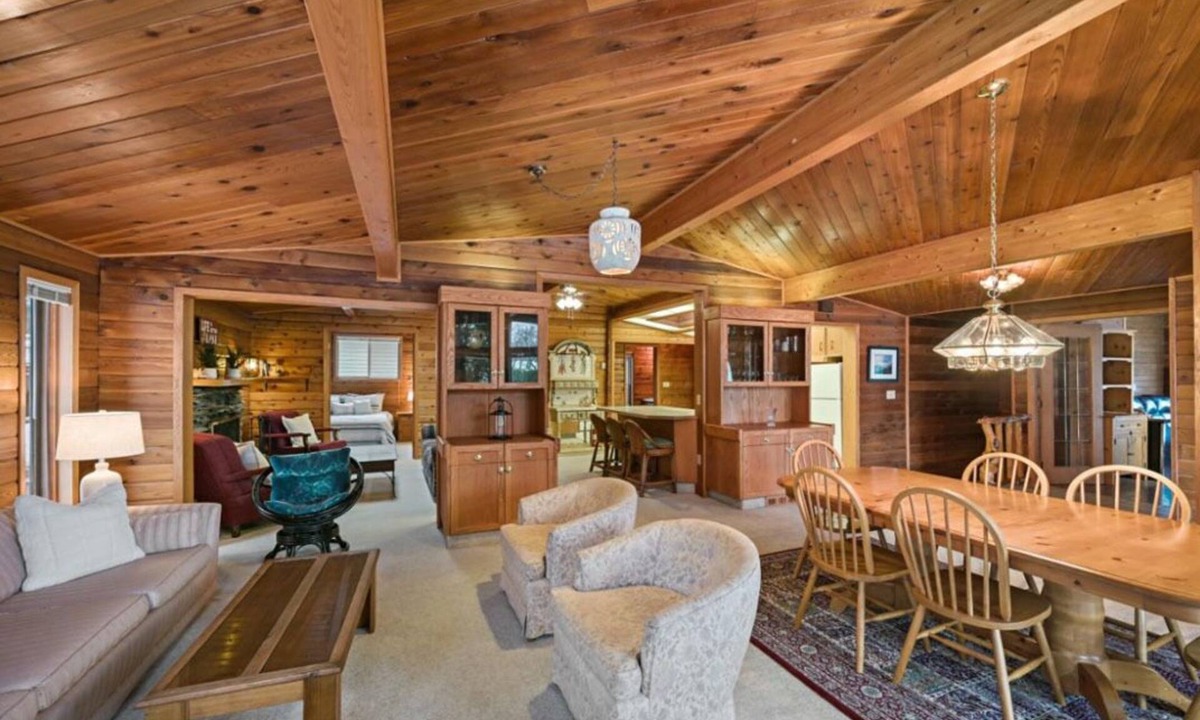 Windermere House | Very Spacious, Cozy and 1.5 blocks to the beach!