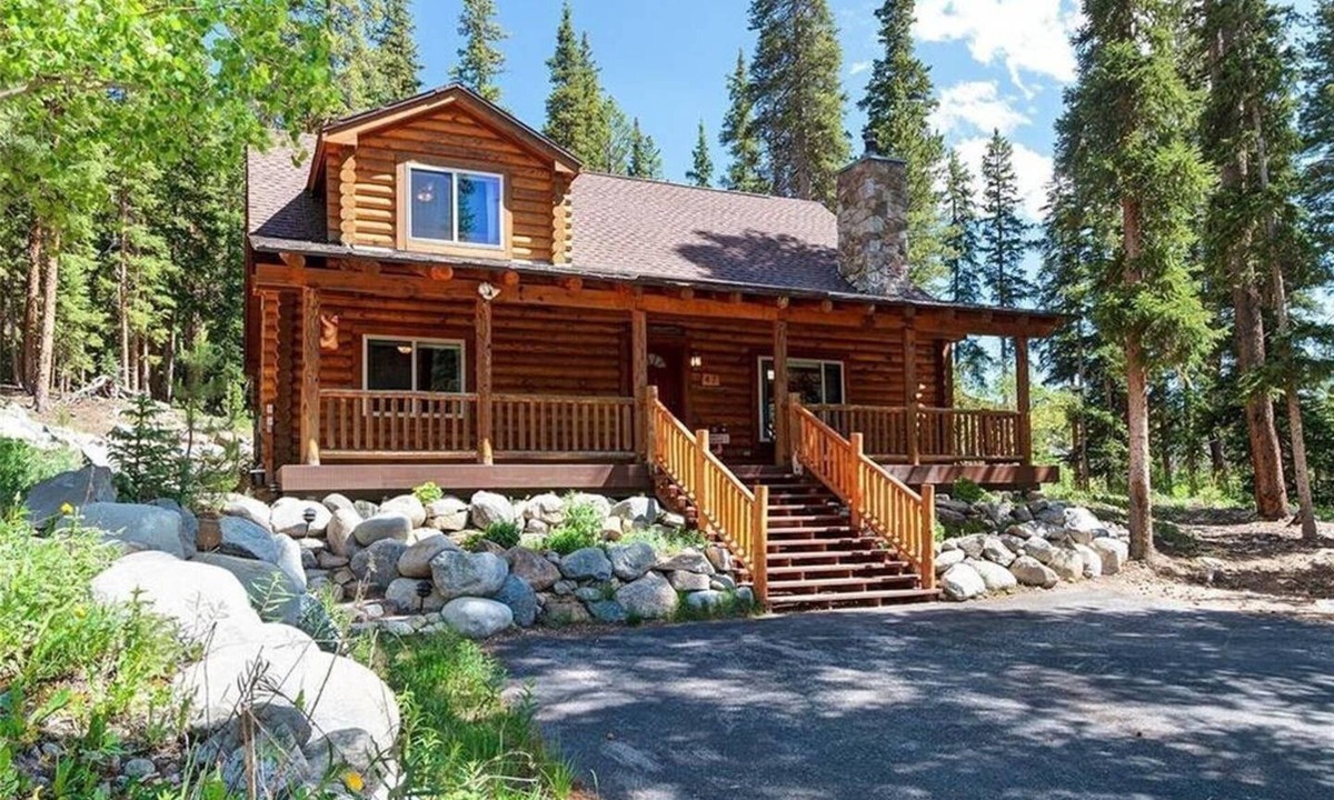 Blue River Cabin | Very special log cabin! completley updated; close to skiing/Main St; hot tub