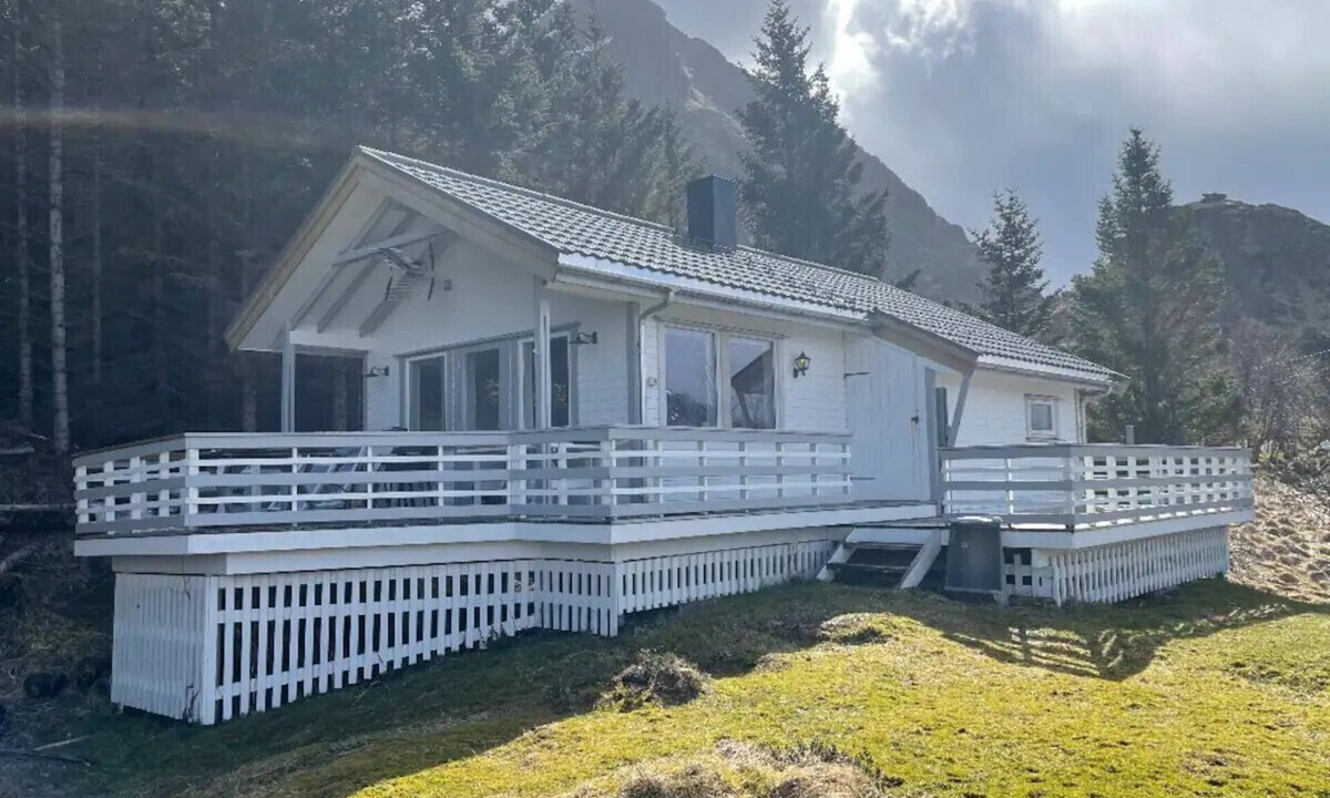 Ballstad Cabin | Vettinghytta, close to the sea with amazing view.