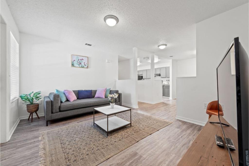 Myrtle Beach Apartment | Viagem Bright 2BR with Pool, Gym & Parking