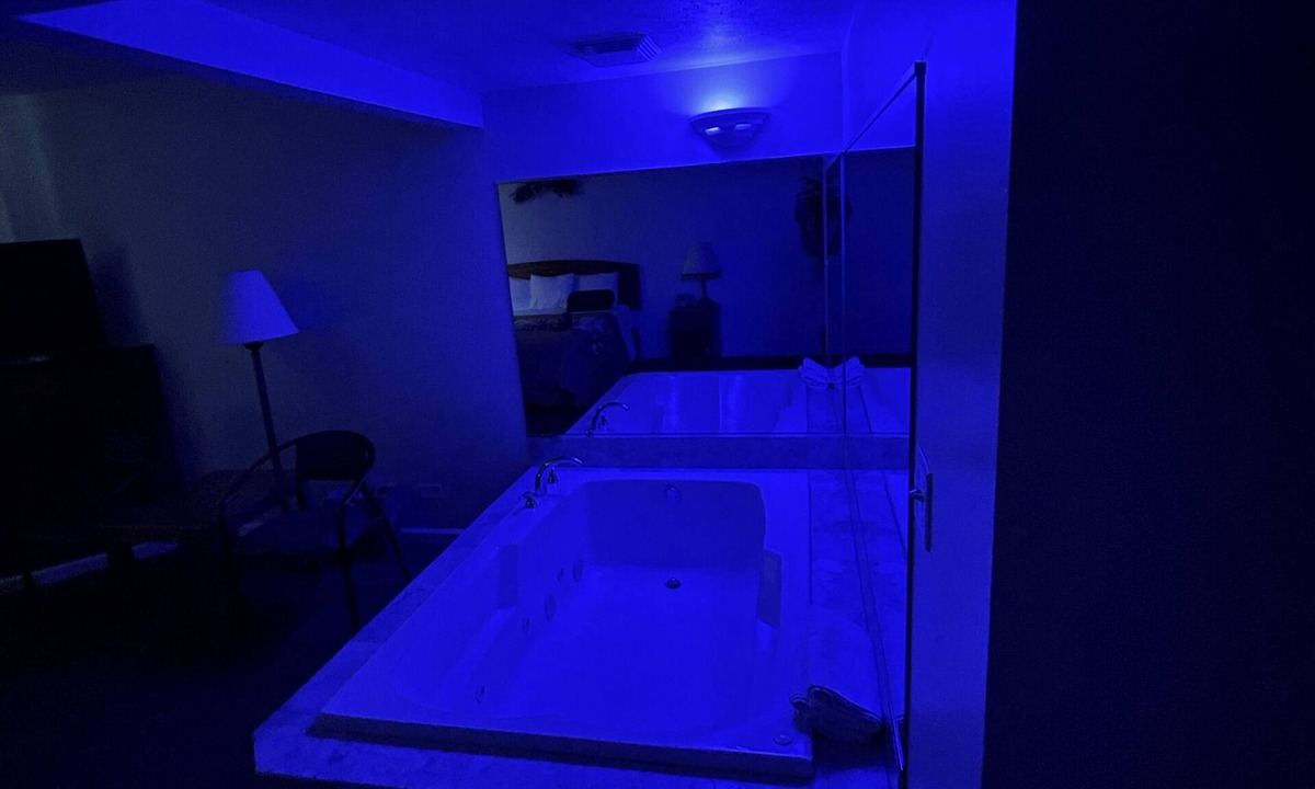 Lyons Hotel | VIBE INN - WHIRLPOOL SUITES