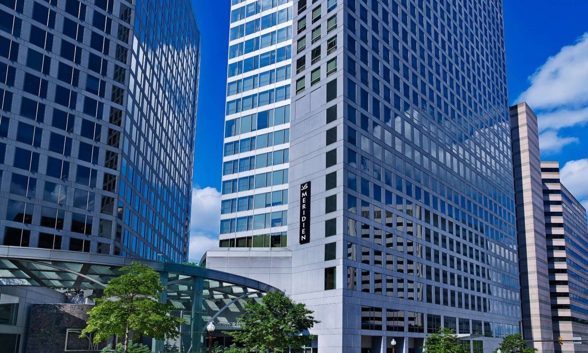 North Rosslyn Hotel | Vibrant Arlington | Metro Access. Potomac Views