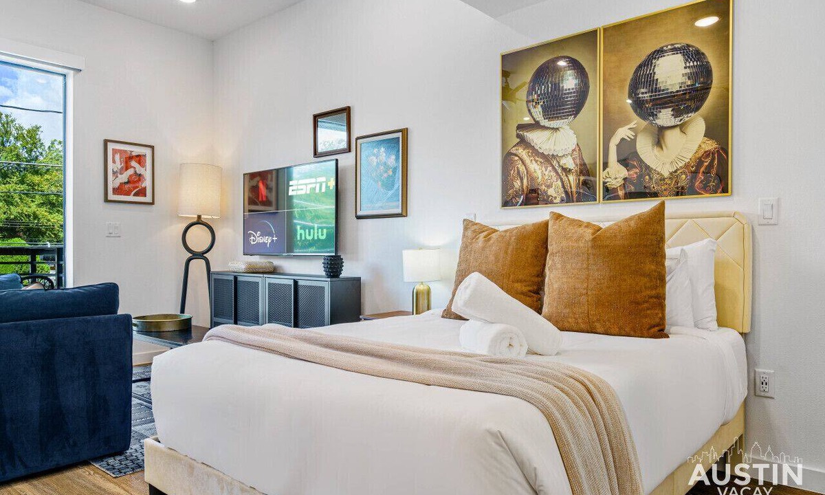 East Cesar Chavez Apartment | Vibrant Austin Studio | Balcony + Parking + Wi-Fi