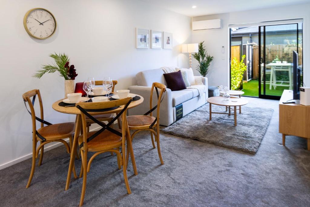 Christchurch City Centre Apartment | Vibrant Central Christchurch Pad 2 bed 1 bath with park