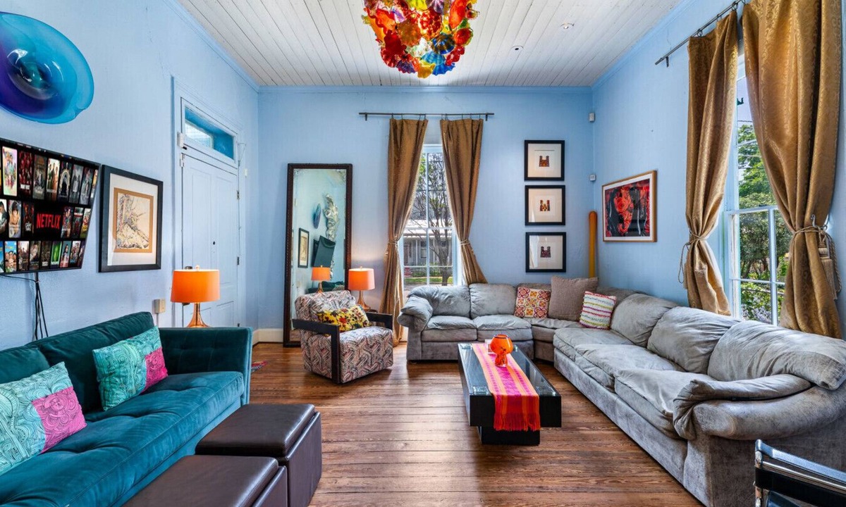 Southtown House | Vibrant Location~Artistic Home~Downtown~King Bed