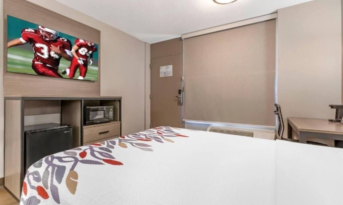 Tucson Hotel | Vibrant Room Close to Tucson Electric Park – Just a 5-Minute Drive