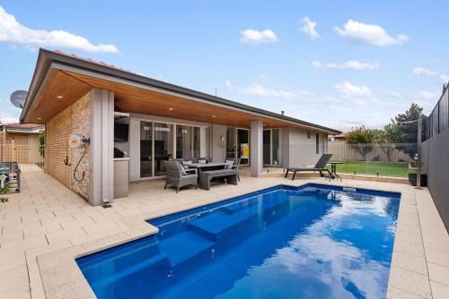 Victoria Park House | Vic Park Central - Modern Luxury Retreat