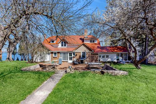Ripon House | Victorian All-Suite Lakefront 3BR w/Pier