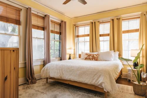 West Campus Apartment | Victorian Gem near UT Perfect for Back to School, Football, ACL & F1 with Free Parking