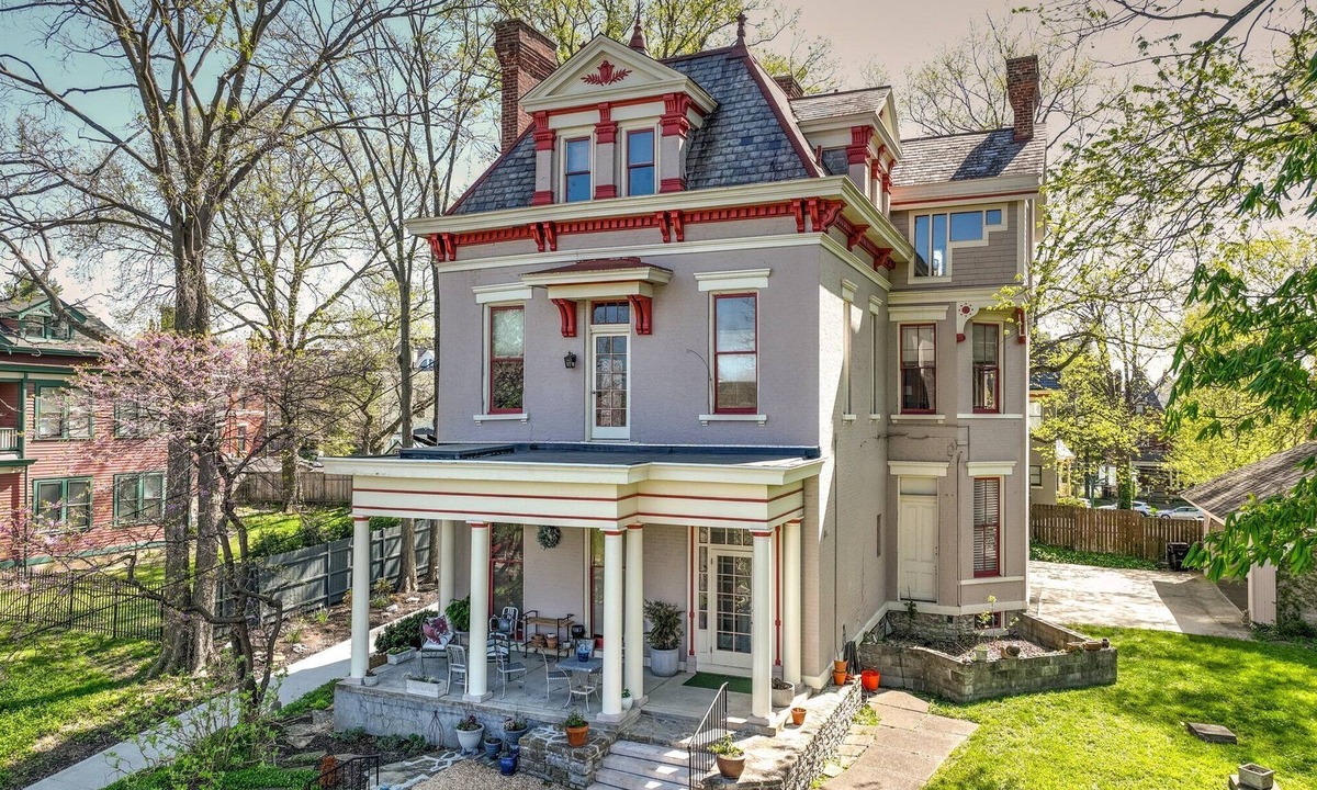 East Walnut HIlls Apartment | Victorian Haven on the Hill - Top 2 Floors