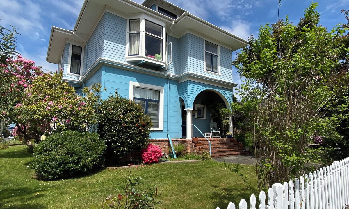 Arcata House | Victorian in Downtown Arcata features 8 bedrooms