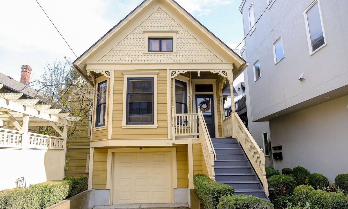 Uptown House | Victorian with Modern Comforts in NW Portland. Driveway Parking. Walk to it all!