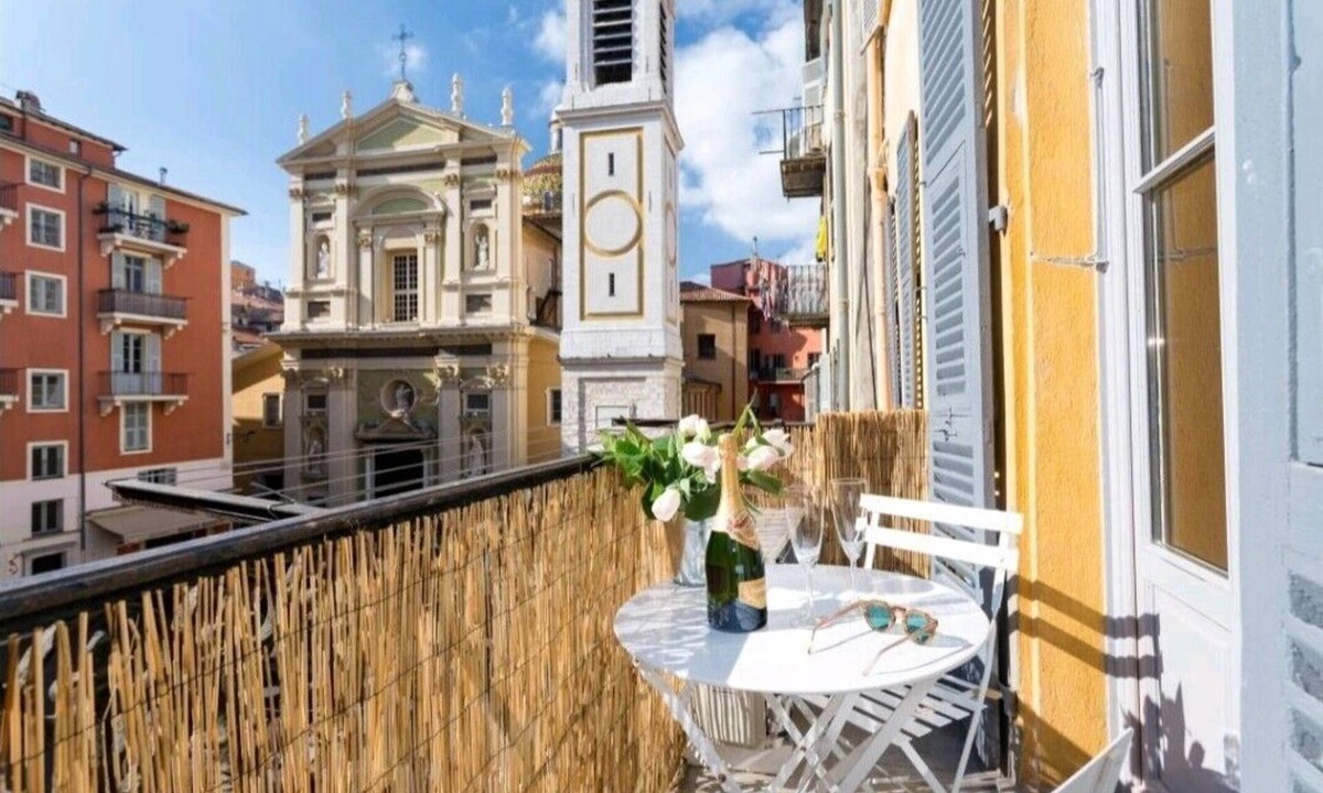 Old Town Apartment | VIEUX NICE BALCONY CATHEDRAL VIEW/AC/WIFI