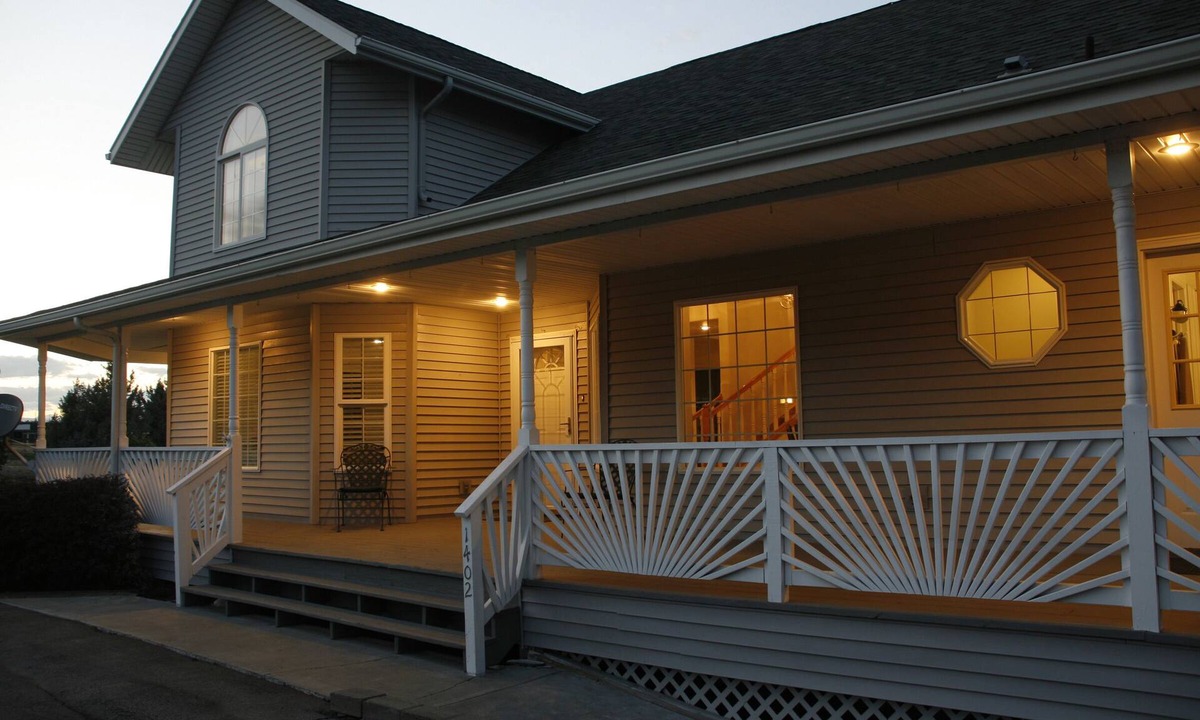Union Gap House | View; float the Yakima River; Sleeps 8 + movable foam mattress can sleep 9.