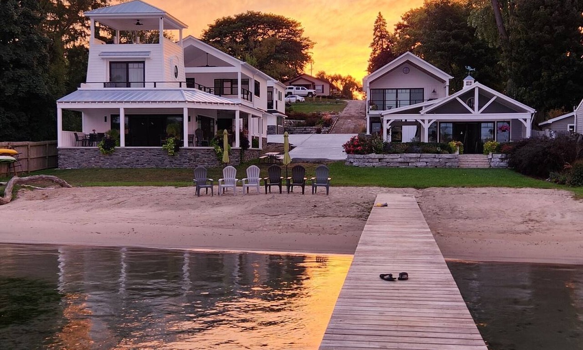St. Clair Apartment | View freighters on the St. Clair River!