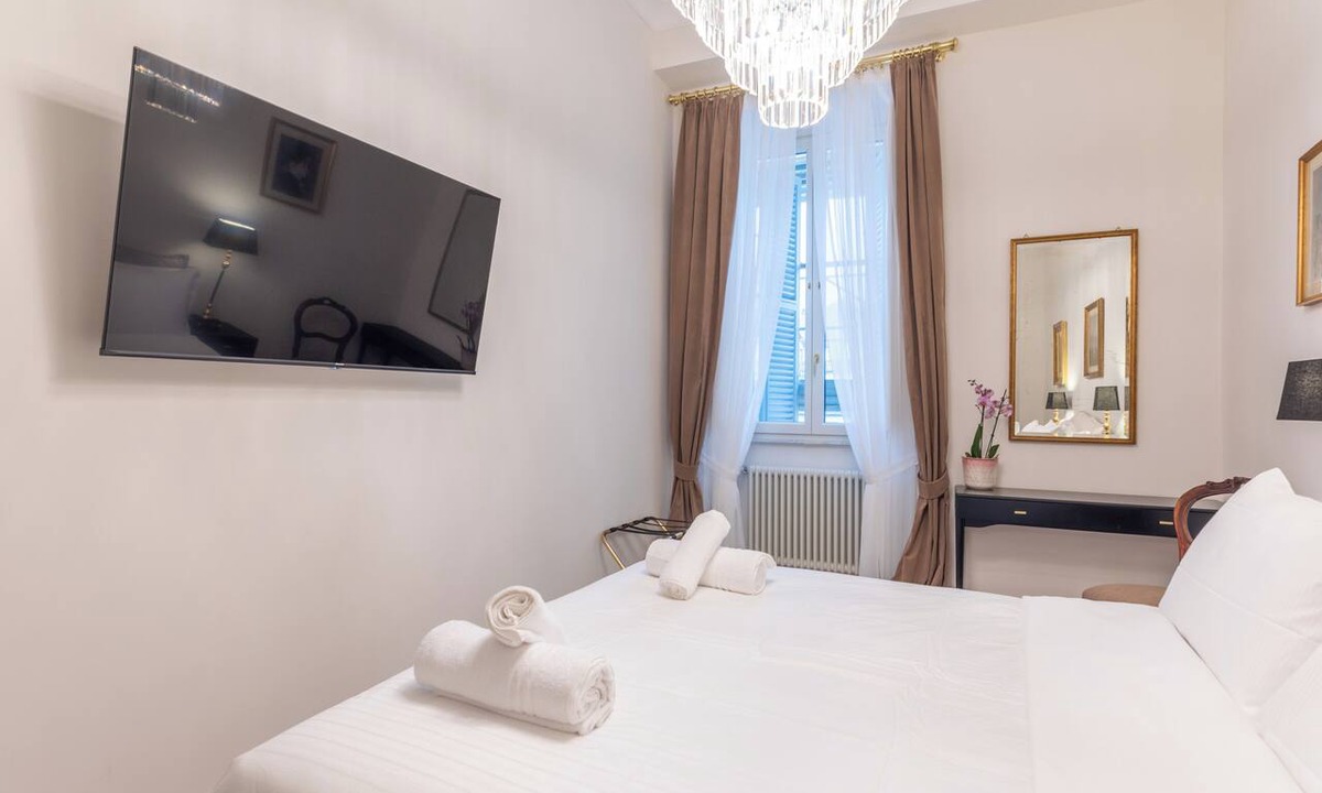 Rione VII Regola Apartment | View of Campo de Fiori