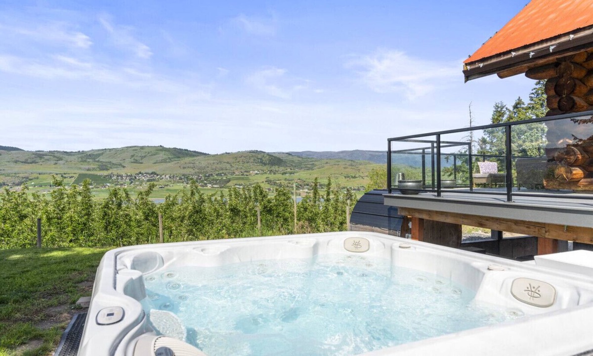 Vernon Cabin | View Point Lodge - View, Hot Tub, Sauna, Cold Plunge, PuttPutt