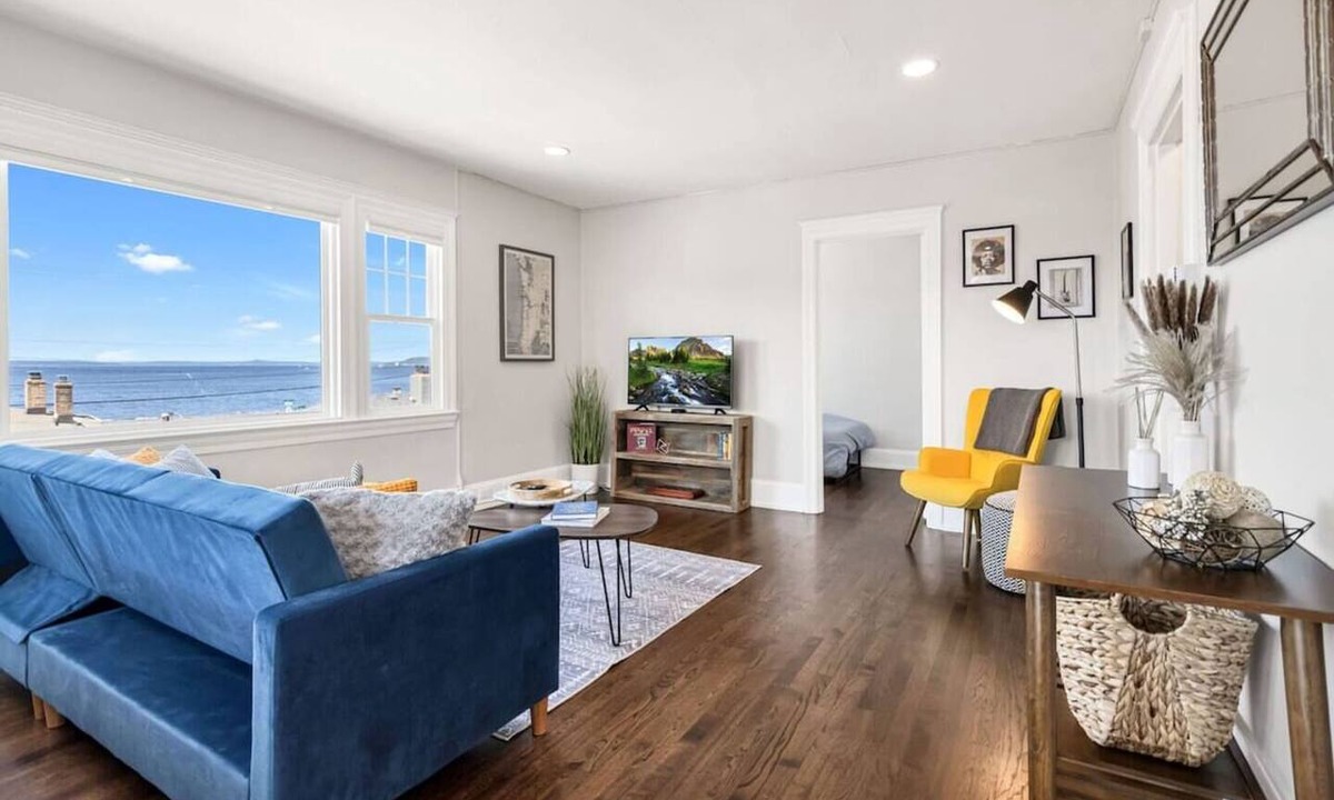 North Admiral Apartment | View-tiful Top Floor Apartment one Block from Alki Beach