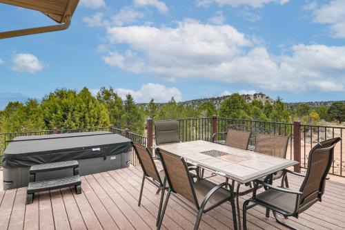 Tropic House | Viewing Deck! Scenic Tropic Sanctuary w/Hot Tub