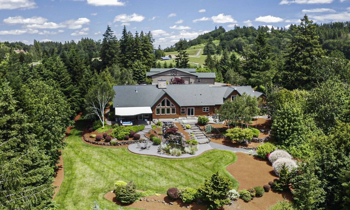 Amity House | Views and Wineries Surround You On 15 Acres In This Wine Country Get Away