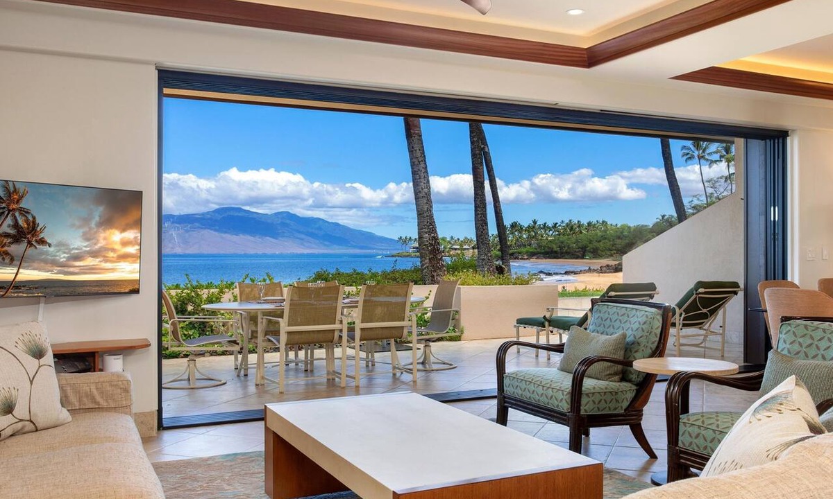 Wailea Condo | Views Down the Entire Beach | Makena Surf E103