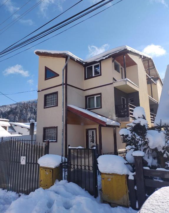 Azuga House | Vila Jolie