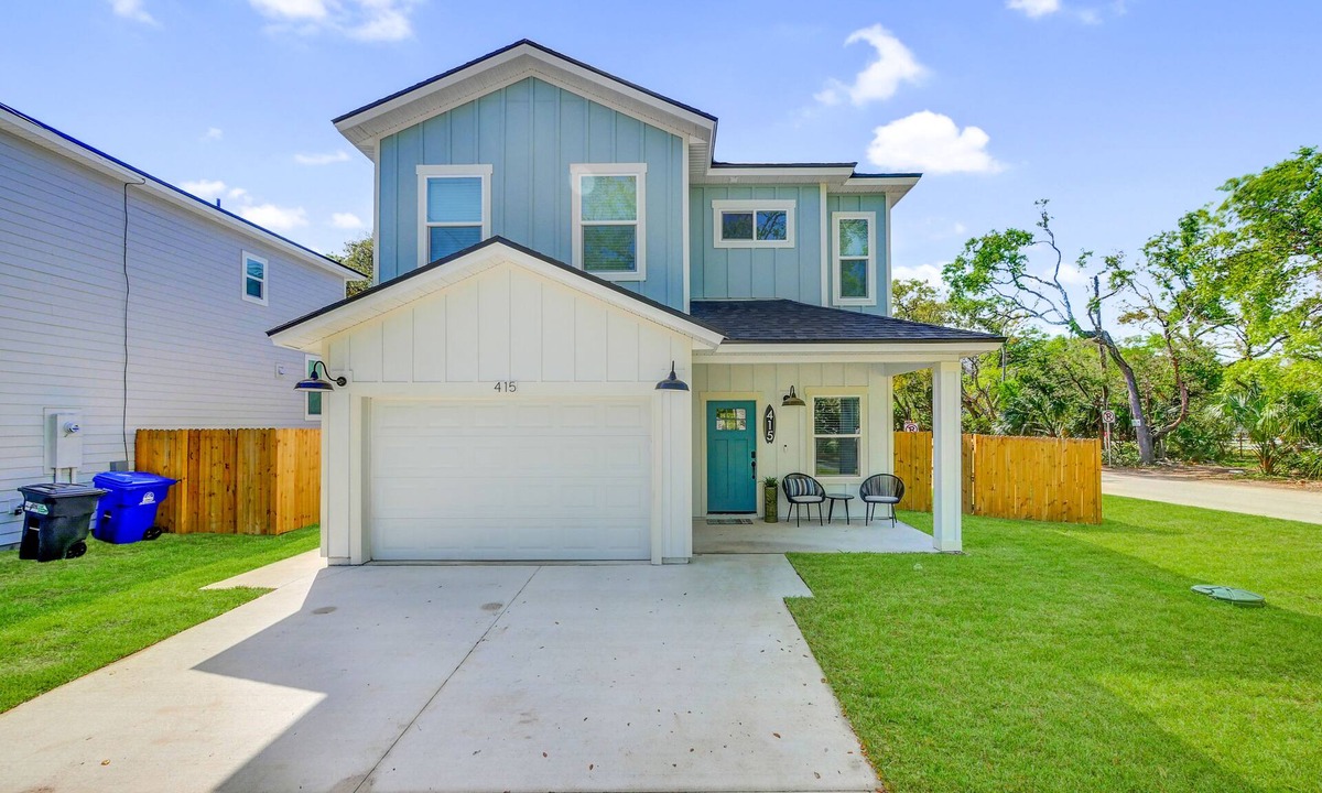 Vilano Beach House | Vilano Beach Bum Spacious Vilano 5 bedroom oasis - 7 minute walk to the beach!