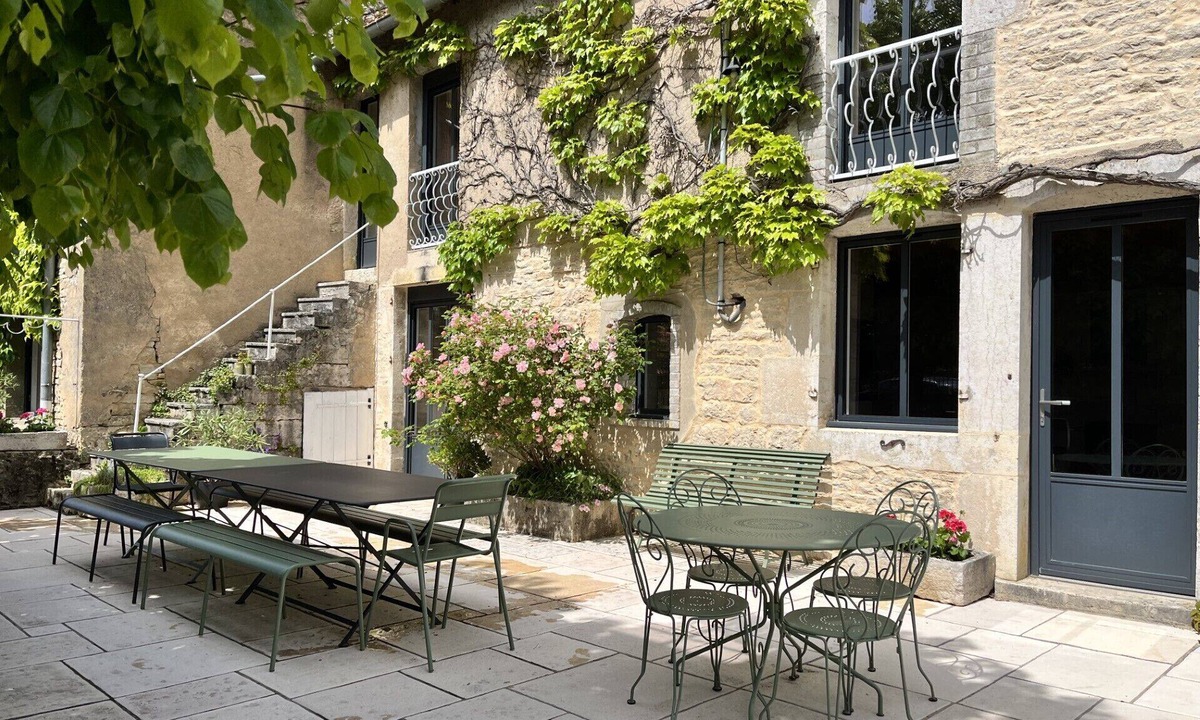 Champlitte House | Villa 1828, sleeps 25, pétanque, swimming pool, billiards, table soccer