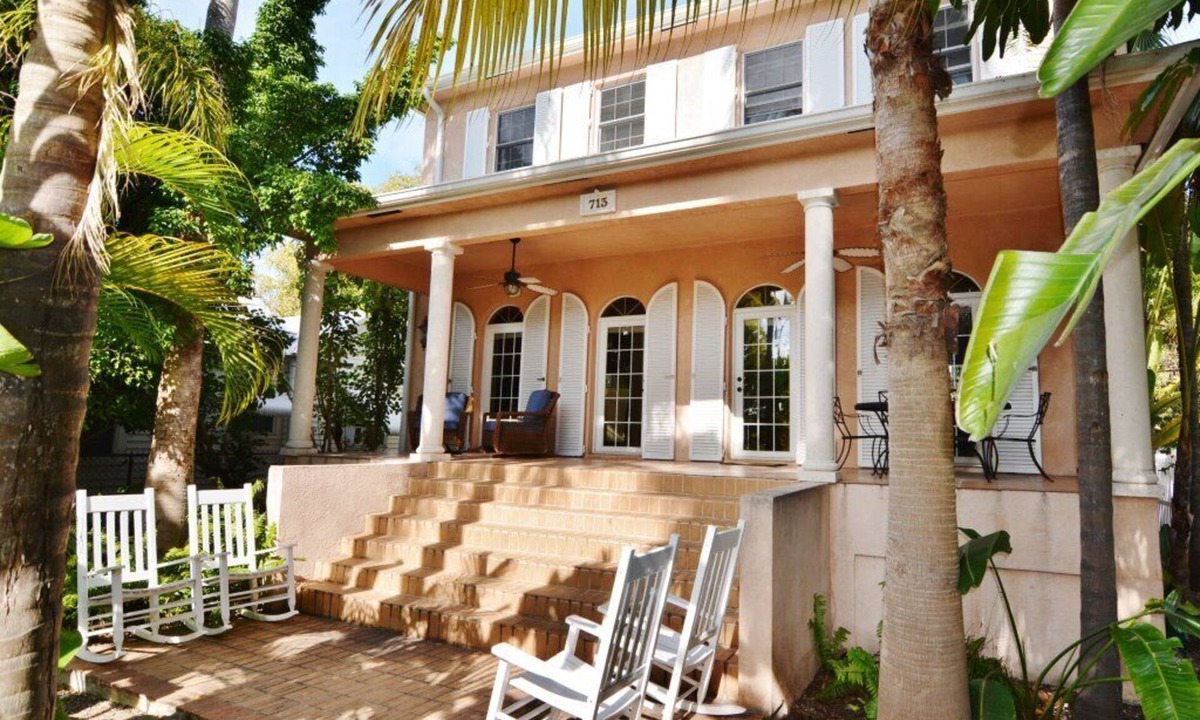 Downtown Villa | Villa 3 Bdrms/3 baths/close to everything/off st prking/Old Town/30%off Aug/Sept