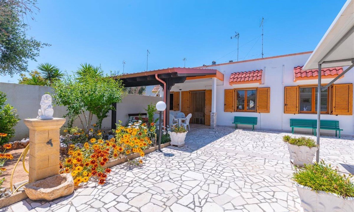 Torre Specchia Ruggeri Villa | Villa 350 meters from the beach with 3 bedrooms, outdoor spaces and parking.