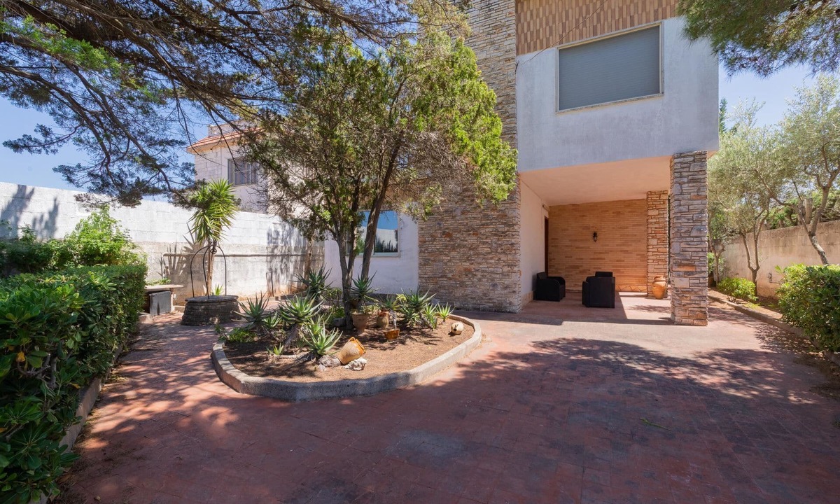 Torre Specchia Ruggeri Villa | Villa 400 meters from the beach with equipped garden, internal parking and three bedrooms in Torre S