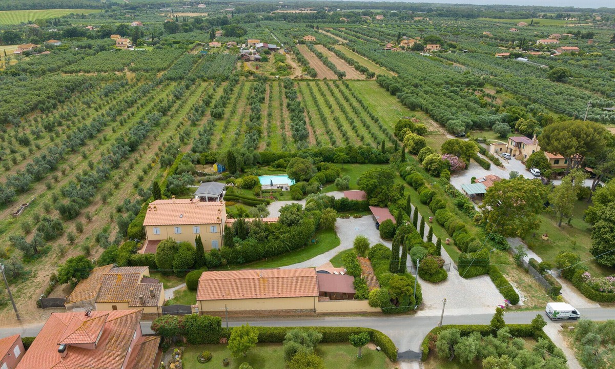 Donoratico Villa | Villa 'Agnese 3 Villetta Con Giardino' with Private Terrace, Shared Garden and Wi-Fi