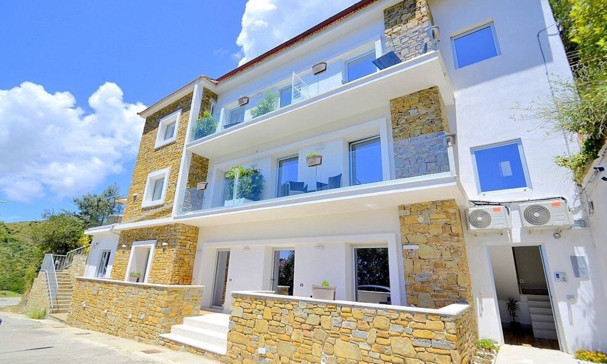 Serramezzana House | Villa Alfea D: A welcoming studio apartment situated in a secluded location surrounded by meadows and by green hills, with Free WI-FI.