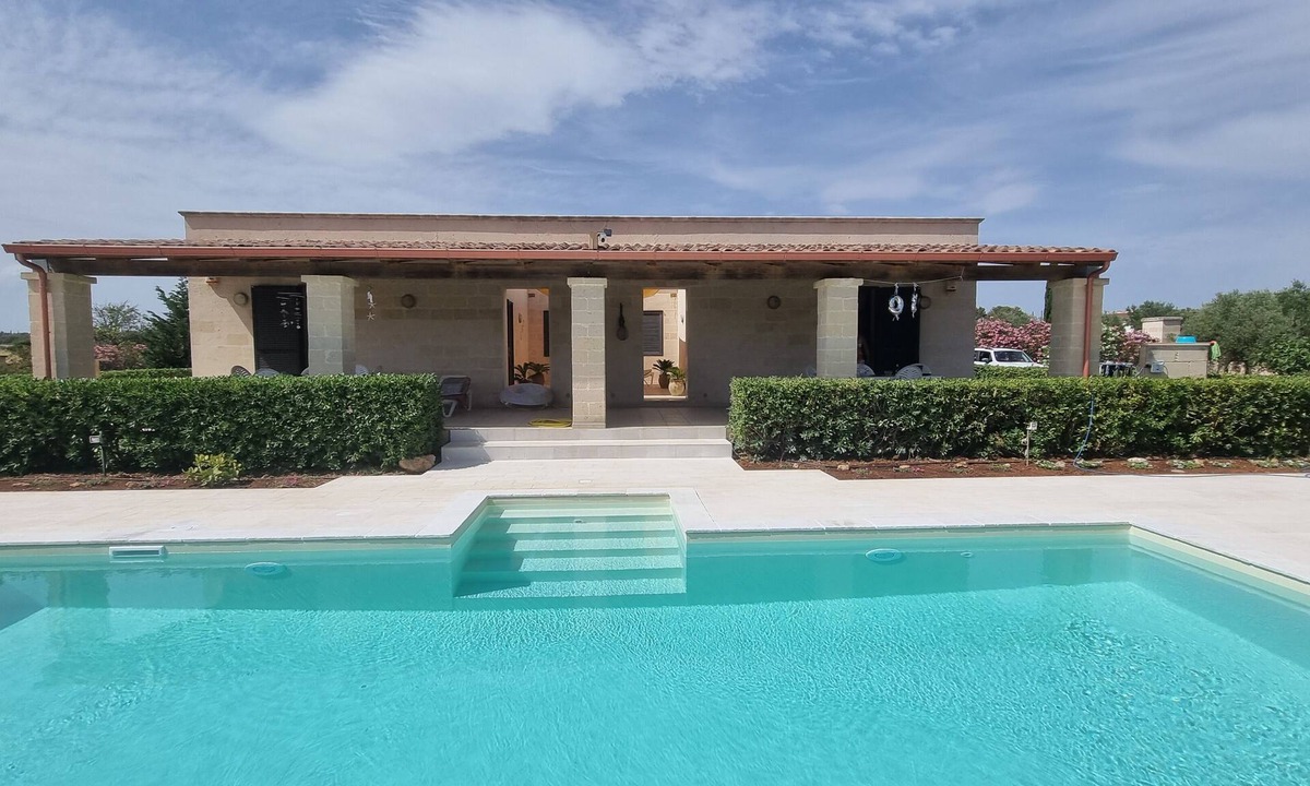 Manduria House | VILLA AMICORUM WEST and EAST, pool 10 x 4 m
